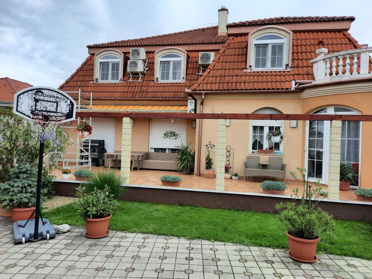 Ambrozia Guesthouse Надьканижа Экстерьер фото