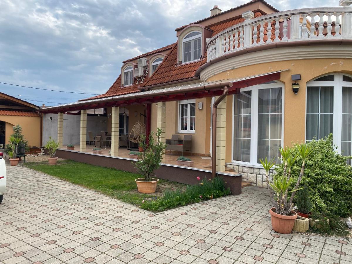 Ambrozia Guesthouse Надьканижа Экстерьер фото