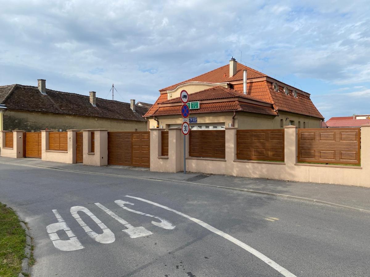 Ambrozia Guesthouse Надьканижа Экстерьер фото