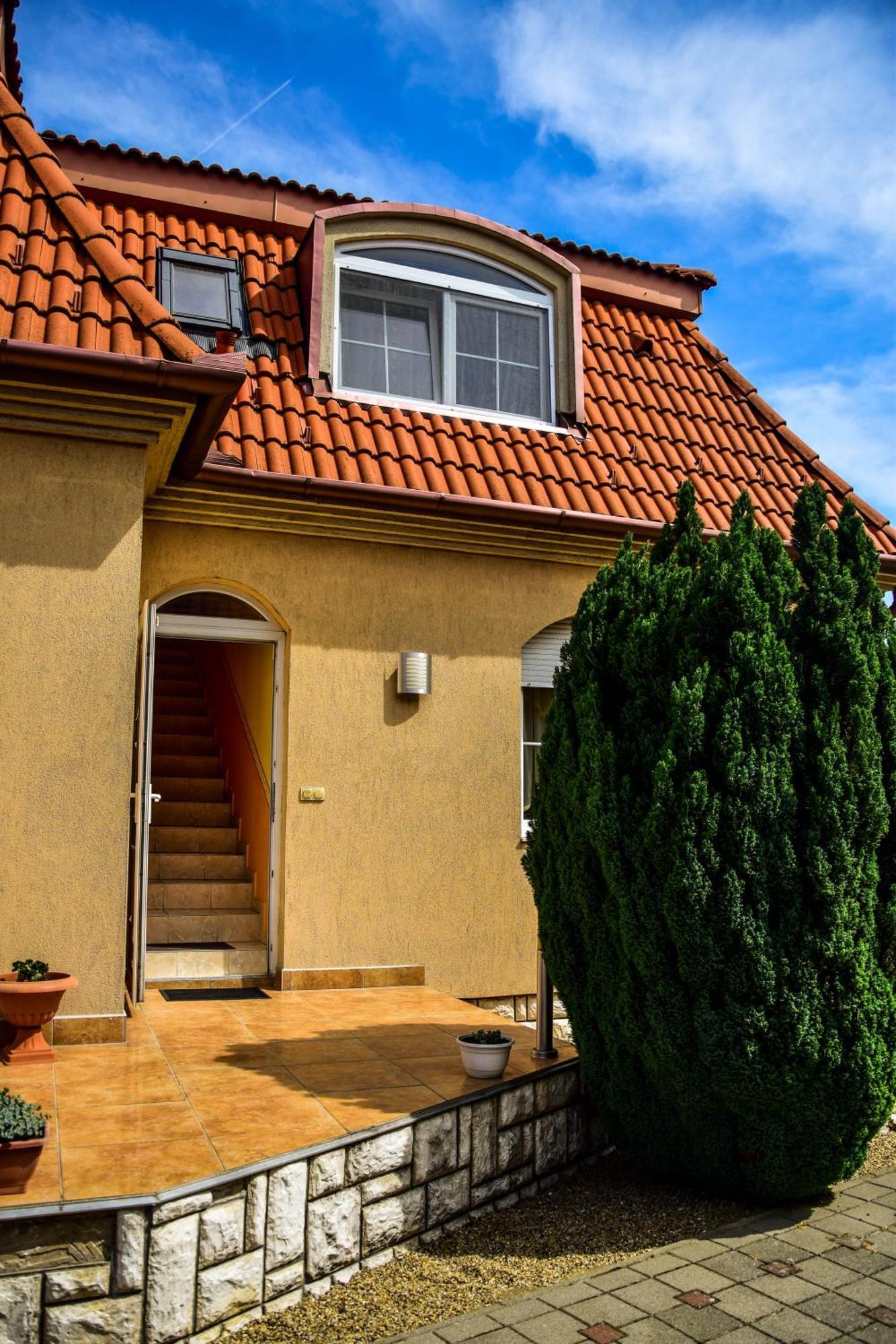 Ambrozia Guesthouse Надьканижа Экстерьер фото