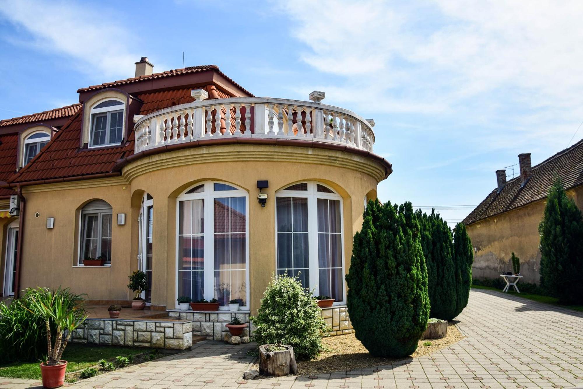 Ambrozia Guesthouse Надьканижа Экстерьер фото
