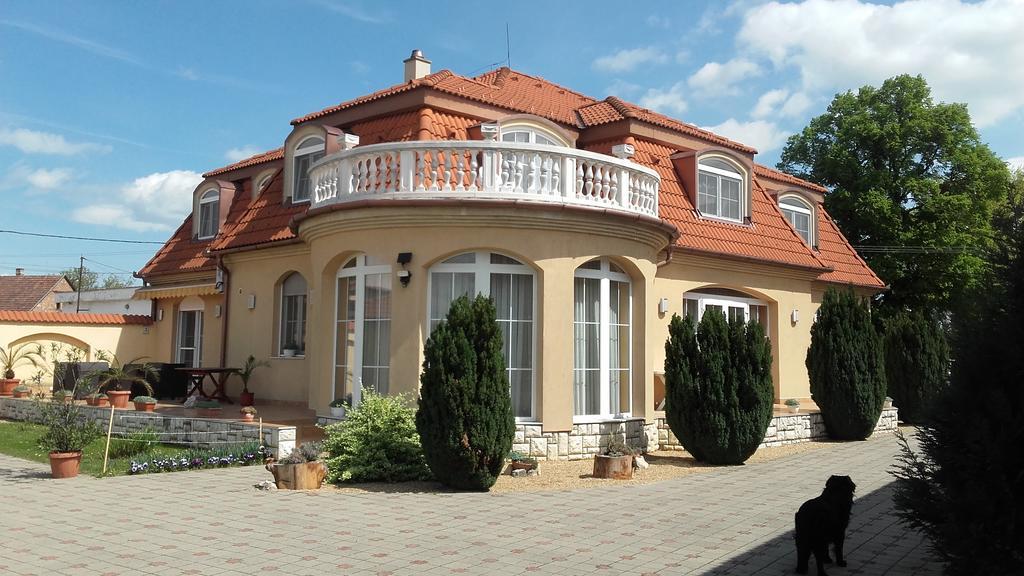Ambrozia Guesthouse Надьканижа Экстерьер фото